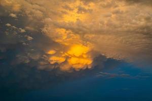 natürlich Hintergrund mit tolle Original Regen Sturm Wolken auf Sommer- Tag foto