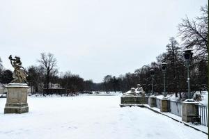 Park im Warschau Polen auf ein schneebedeckt Winter Tag foto