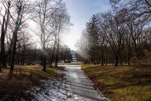 alt historisch Winter Landschaft mit Belvedere im Warschau, Polen auf ein sonnig Tag foto
