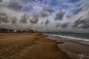 Landschaft breit sandig Strand im alicante Herbst Tag Wolken foto