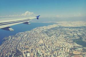 Original Aussicht von Truthahn von das Fenster von Flugzeug fliegend Über es foto