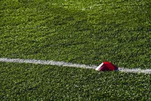 Ausbildung Fußball Tonhöhe mit künstlich Grün Gras und Ausbildung AIDS beleuchtet durch das Nachmittag Sonne foto