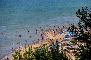 Sommer- Strand Landschaft, Strand und baltisch Meer auf ein sonnig Sommer- Tag jastrzebia gora polska foto