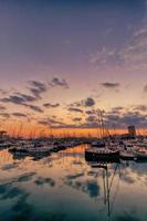 Sonnenuntergang im das Hafen von Alicante, Spanien mit Yachten foto
