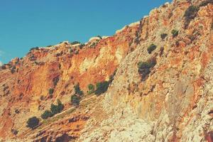 Mittelmeer Landschaft und Felsen im das Türkisch Stadt von Alanya auf ein warm Sommer- Nachmittag foto