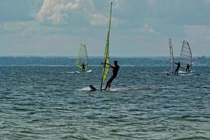 Windsurfen auf das Bucht von Pucka auf das baltisch Meer foto