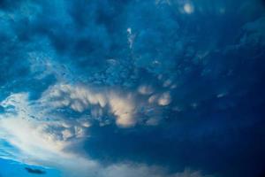 natürlich Hintergrund mit tolle Original Regen Sturm Wolken auf Sommer- Tag foto