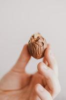 wenig gebissen Schokolade Ostern Ei im ein Kinder Hand foto