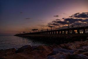 l Sonnenuntergang Landschaft von alicante Spanien mit Seebrücke foto