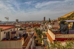 historisch alt bunt Häuser Barrio Santa Cruz alicante Spanien auf ein sonnig Tag foto