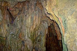 interessant Original Höhle im das Türkisch Berge mit Stalaktiten und Stalagmiten Erstellen das Hintergrund foto