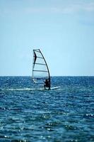 Windsurfen auf das Bucht von Pucka auf das baltisch Meer foto