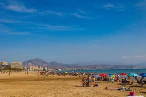 Strand Landschaft mit ein Strand im das Spanisch Stadt von alicante auf ein warm sonnig Tag foto