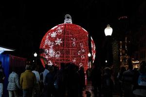 groß glühend rot Flitter Weihnachten Dekoration im Alicante, Spanien beim Nacht foto