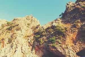 Mittelmeer Landschaft und Felsen im das Türkisch Stadt von Alanya auf ein warm Sommer- Nachmittag foto