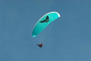 Gleitschirme im das Blau wolkenlos Himmel foto