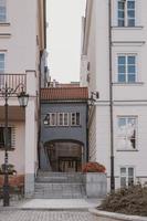 alt historisch Mietshaus Häuser gegen das Blau Himmel im das alt Stadt, Dorf Platz im Warschau, Polen foto