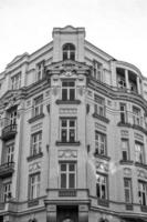 alt historisch Mietshaus Haus im Warschau Innenstadt mit das Symbol von Damen Proteste im das Fenster foto