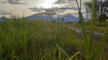 Sonnenaufgang zwischen zwei Berge foto