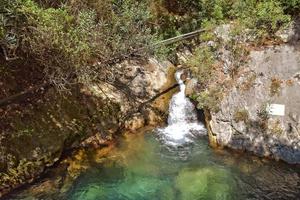 ein natürlich wild Landschaft im das Türkisch Berge mit ein interessant Wasserfall und das Sapadere Schlucht foto