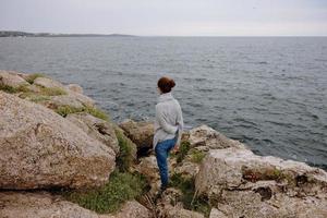 schön Frau Pullover wolkig Meer bewundern Natur Lebensstil foto