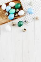 Ostern Kirche Urlaub bunt Eier auf Tafel und hölzern Tabelle foto