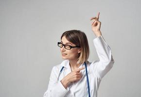 Frau Arzt mit Stethoskop gestikulieren mit Hände Emotionen Brille Modell- foto
