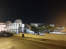 Athen Nacht mit Monastiraki Platz und alt plaka Akropolis Hügel auf Fuß Gehen erkunden Griechenland groß Größe hoch Qualität druckt foto