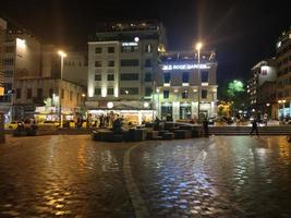 Athen Nacht mit Monastiraki Platz und alt plaka Akropolis Hügel auf Fuß Gehen erkunden Griechenland groß Größe hoch Qualität druckt foto