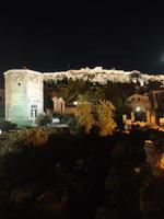 Athen Nacht mit Monastiraki Platz und alt plaka Akropolis Hügel auf Fuß Gehen erkunden Griechenland groß Größe hoch Qualität druckt foto