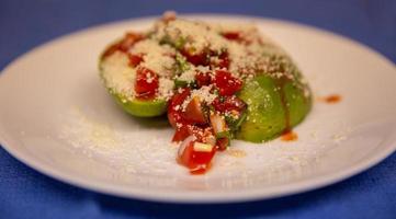 Avocado Salat mit cotija Käse und heiß Soße foto