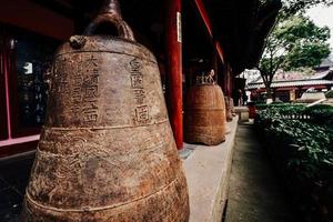 Riese groß Glocke im berühmt Tempel foto