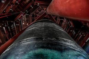 Riese groß Glocke im berühmt Tempel foto