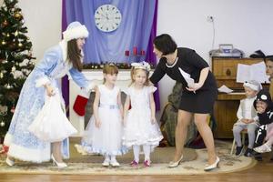 zwei Mädchen lesen Poesie beim das Weihnachten Party im Kindergarten. foto