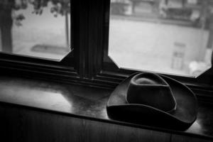 Cowboy Hut auf Fensterbrett foto