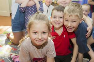 viele Kinder im Kindergarten. ein Gruppe von sechs Jahr alt Jungs und Mädchen. foto