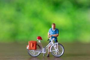 Miniatur Menschen Stehen mit Fahrrad, Welt Fahrrad Tag Konzept foto