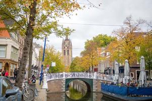 das Niederlande, delft, Oktober, 2022. das alt Kirche im delft gesehen von das Kanal foto