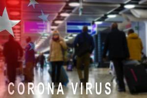 Coronavirus, Frau beim das Flughafen, Virus Verbreitung Konzept foto