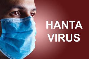 Mann mit medizinisch Maske zum Schutz von Hantavirus mit Text foto