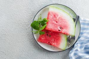 Sommer- Nachtisch. Wassermelone Scheiben auf ein Platte, oben Sicht, Kopieren Raum. foto