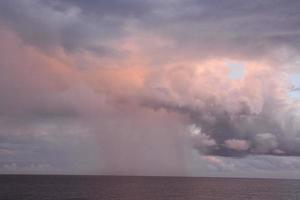 Sonnenuntergang über dem Meer foto