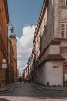 historisch Straße mit alt Mietshaus Häuser im das Warschau alt Stadt, Dorf im Polen auf ein Sommer- Tag foto