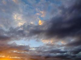 bunter Himmel bei Sonnenuntergang foto