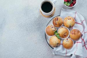 köstlich Frühstück Essen Konzept. Kaffee, Himbeere Muffins auf Beton Tisch. oben Sicht, eben legen foto