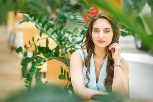 Frau Sitzung im Blume Garten foto