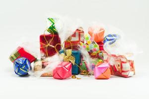 Nahaufnahmehaufen von Geschenkboxen, die durch buntes Papier für Weihnachtsfest mit lokalisiertem Hintergrund eingewickelt werden. Selektiver Fokus von Geschenken in wunderschönem Paket für jeden Anlass. foto