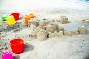 Die Sandburg wurde mit den Plastikformen am Strand gebaut foto