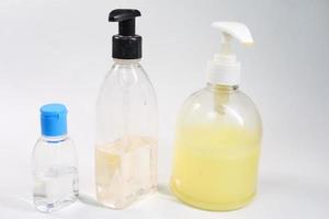 Händedesinfektionsmittel und Seife auf weißem Hintergrund foto