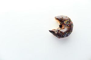 halb gegessener Donut lokalisiert auf weißem Hintergrund foto
